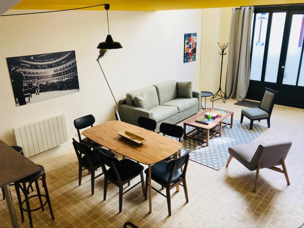 巴黎Hôtel Villa Blomet的客厅配有沙发和桌椅