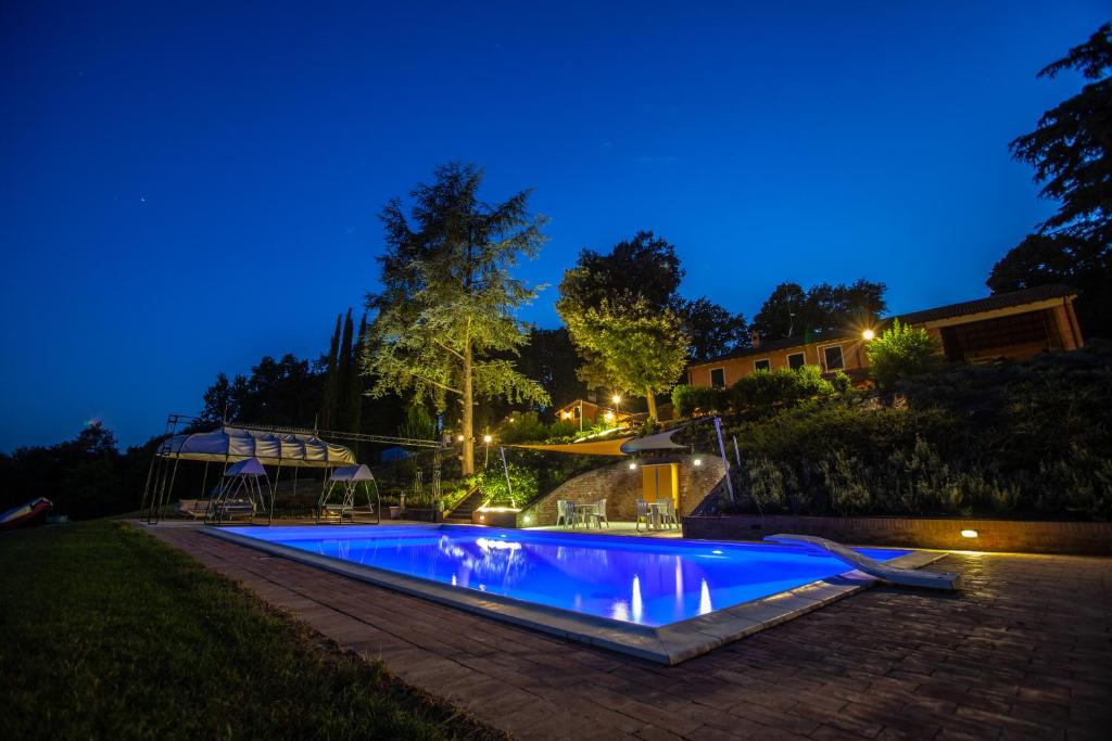 伊莫拉Villa-Alta的夜间在院子里的游泳池