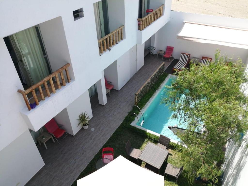 帕拉卡斯Paracas Guest House的享有带游泳池的建筑的空中景致