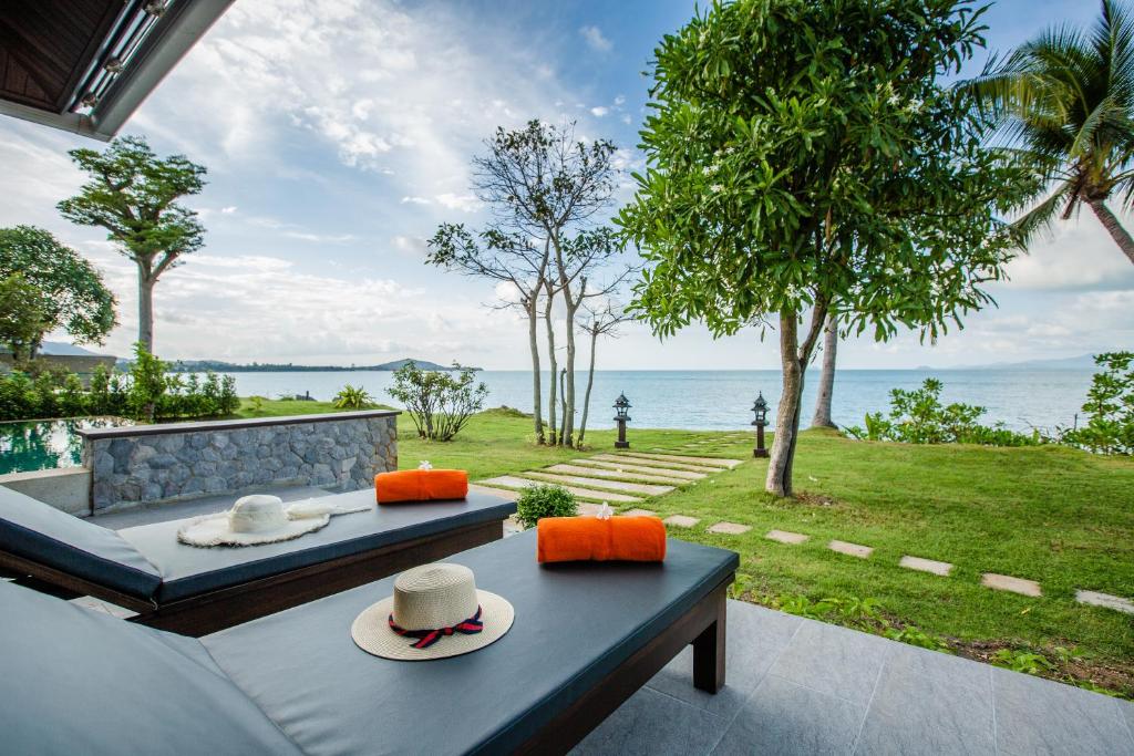 苏梅岛2H RESORT KOH SAMUI的带沙发的客厅,享有海景