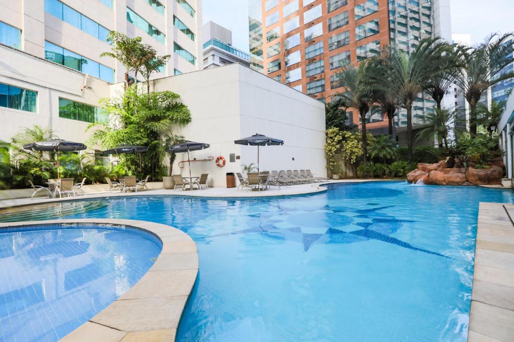 圣保罗Radisson Vila Olimpia Sao Paulo的大楼中央的大型游泳池