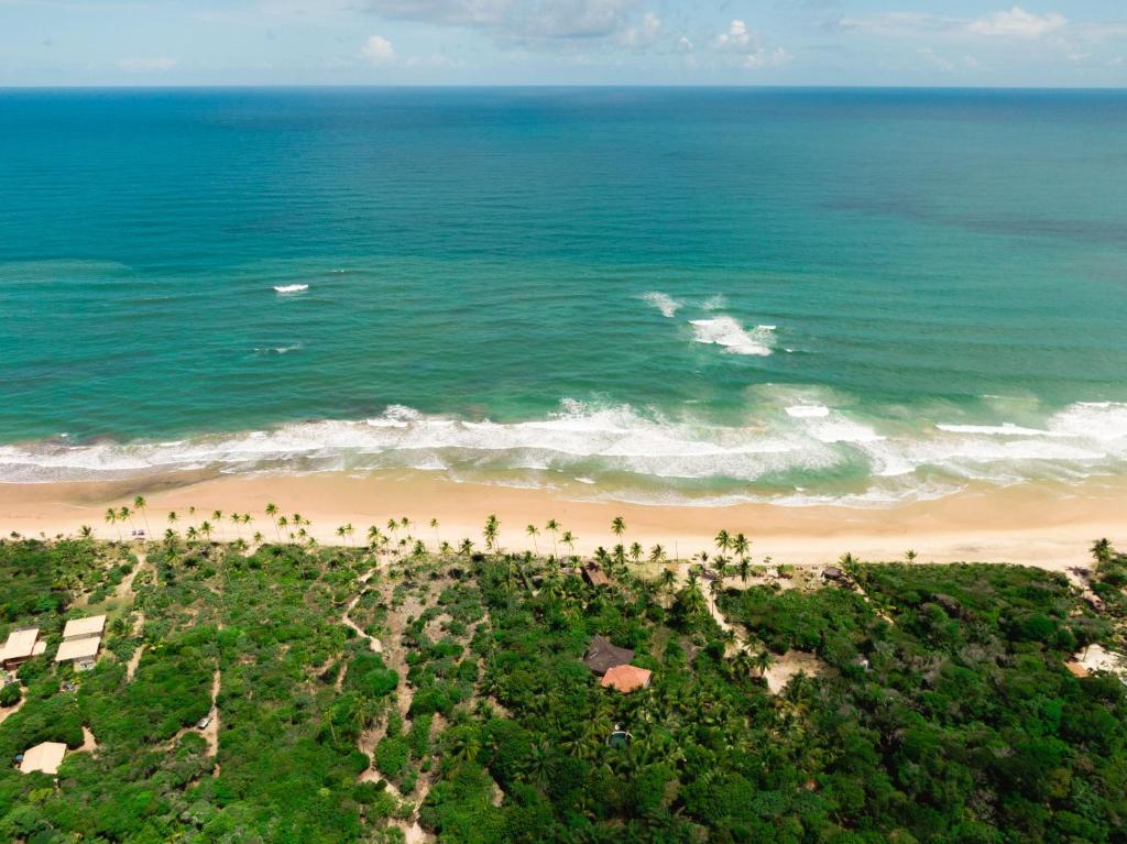 马劳Pousada Sitio da Bia的享有海滩和海洋的空中景致