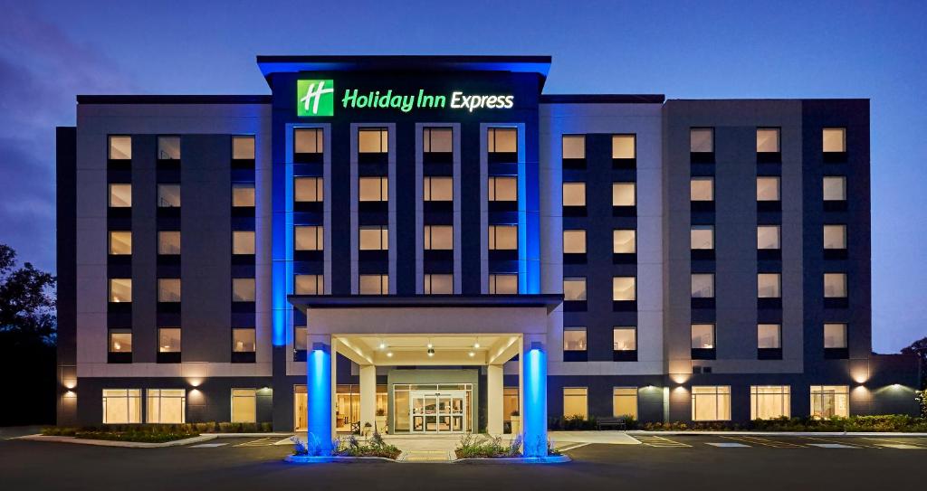 萨尼亚Holiday Inn Express - Sarnia - Point Edward, an IHG Hotel的前面有标志的酒店
