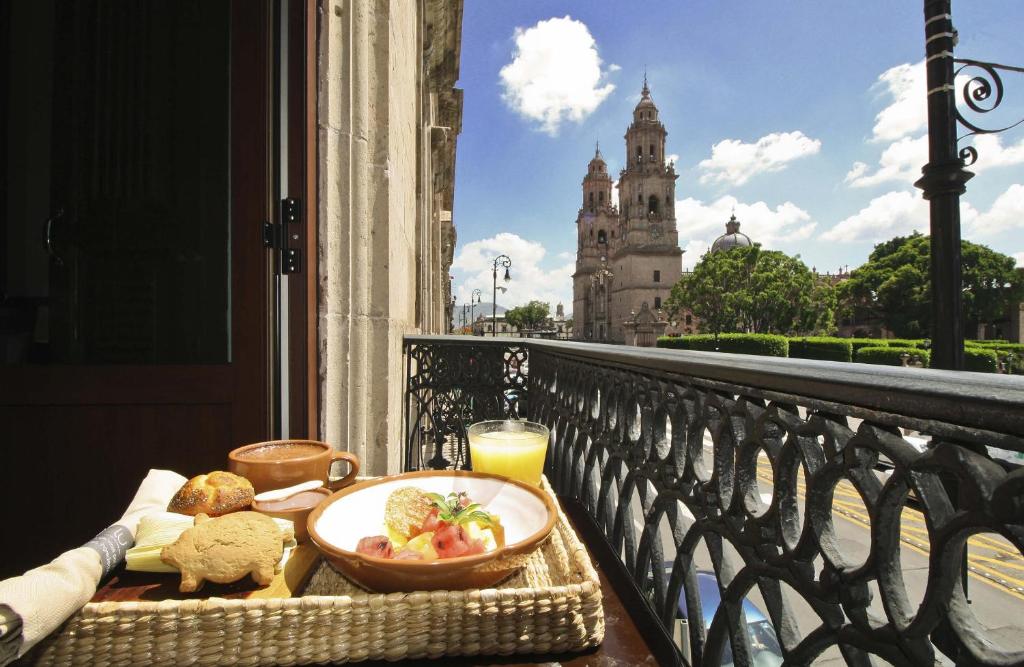 莫雷利亚莫雷利亚赌场酒店 的阳台上的一块食物,享有建筑的景色