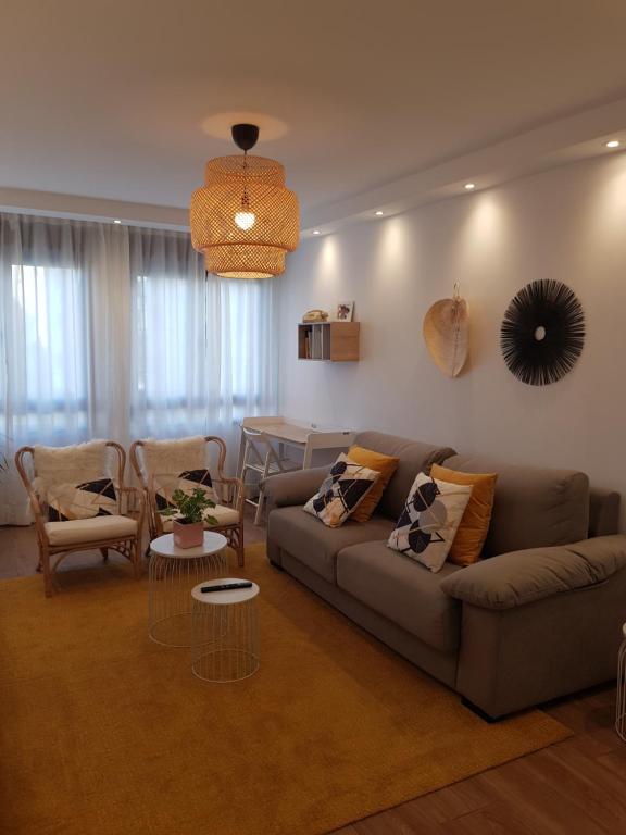 奥维多Fuente Foncalada Oviedo Centro Gascona的客厅配有沙发、椅子和桌子