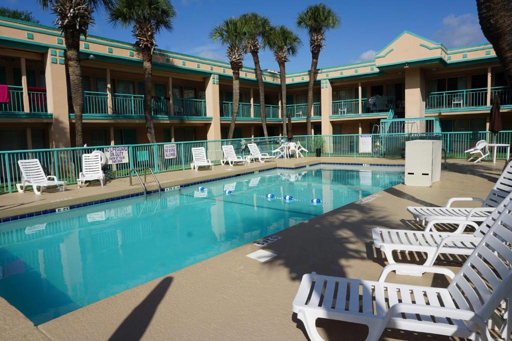 默特尔比奇Royal Palace Inn and Suites Myrtle Beach Ocean Blvd的酒店前的游泳池