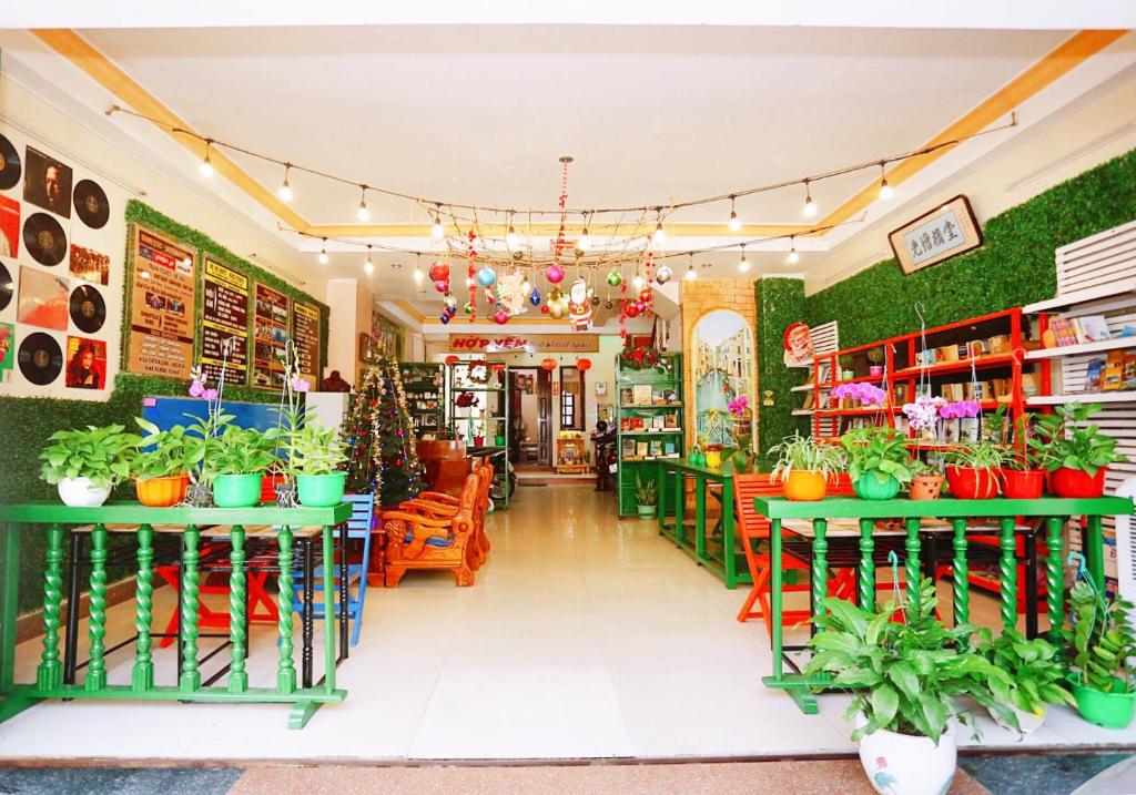 会安Hi Hợp Yến Homestay的一间在桌子上放有盆栽植物的商店