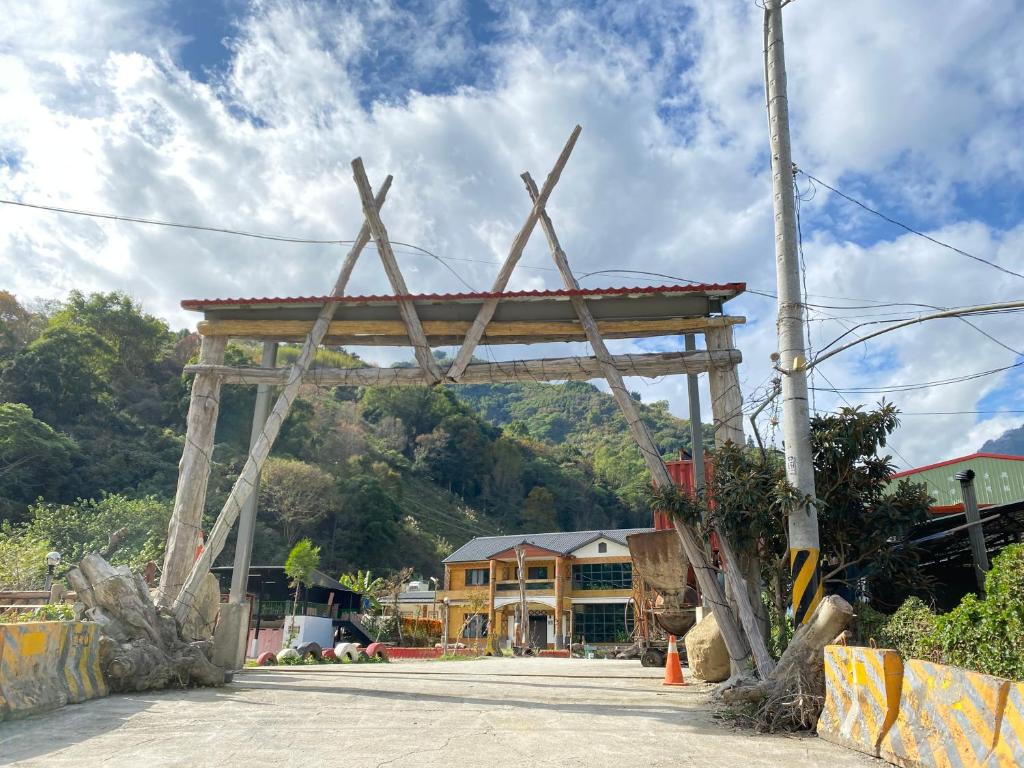 东埔罗娜渡假山庄的街道中间的木拱门