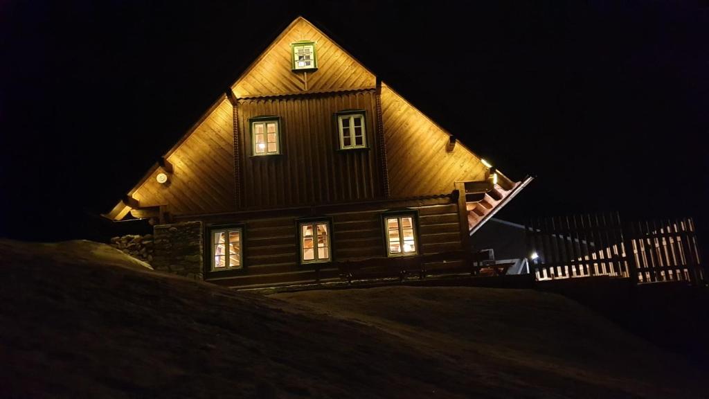 上马尔绍夫Chalupa MODŘÍN的一座带灯光的大型木屋