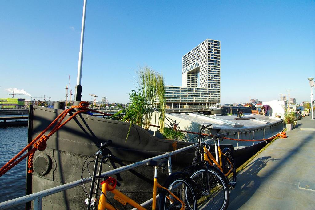 阿姆斯特丹Eco HouseBoat的两辆自行车停在水中船边