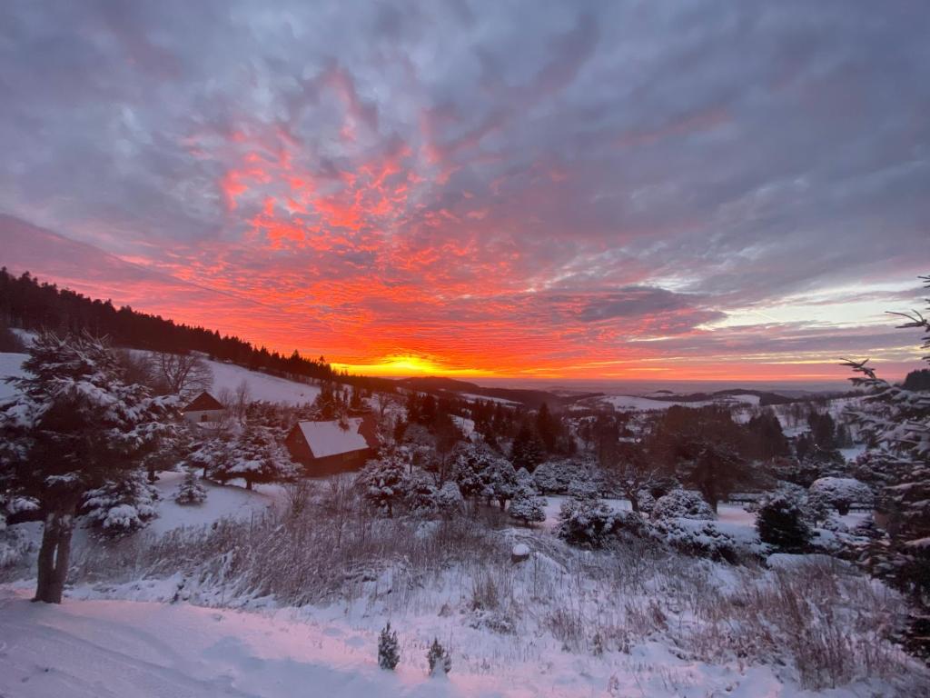 圣科维斯Pod lesem的冬天的日落,雪和树木