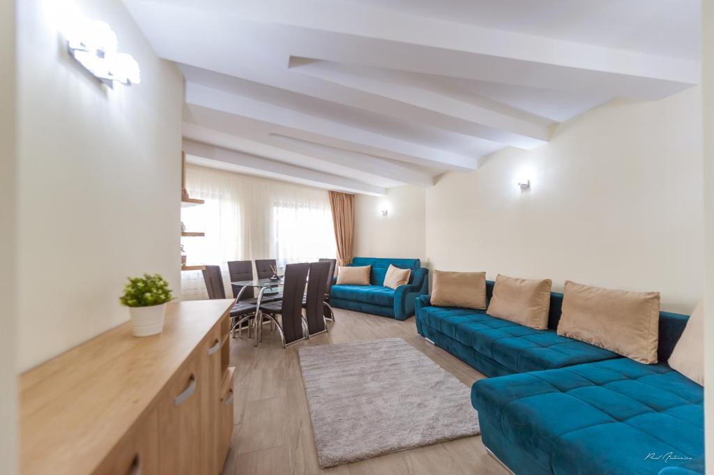 皮特什蒂Dany Rent A Home的客厅配有蓝色的沙发和桌子