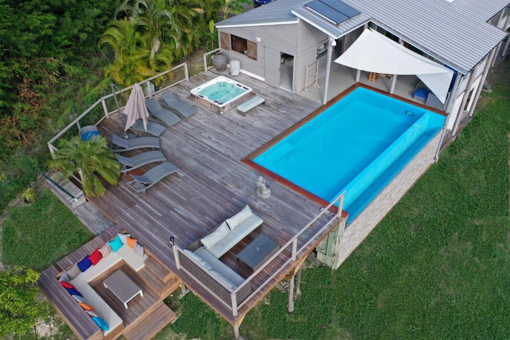 哥西尔VILLA ZENITUDE DES SALINES的享有带游泳池的别墅的顶部景致