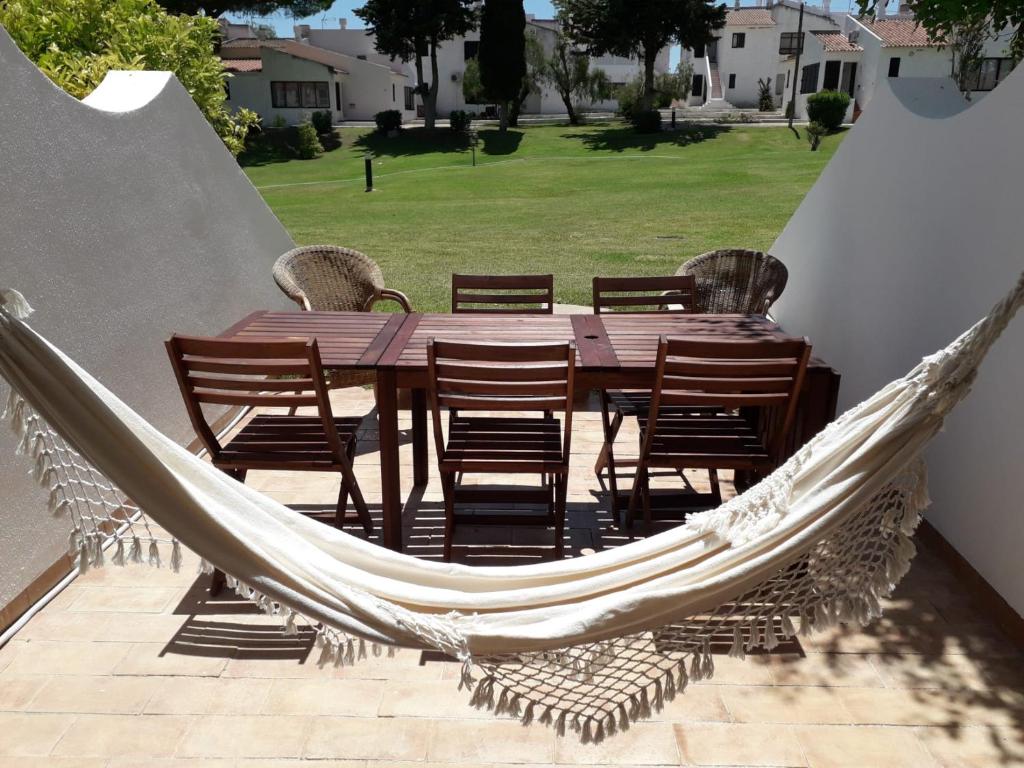 圣卢西亚岛Villa Pedras d'el Rei的天井上的吊床,配有桌椅