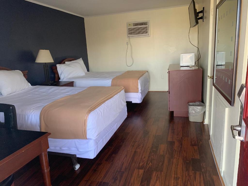 大西洋城日落汽车宾馆的酒店客房配有两张床和一张书桌