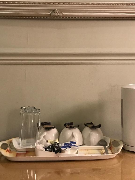 牛津尤罗巴酒店的桌上装有三茶壶的托盘