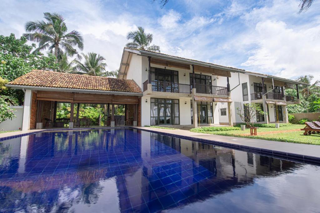 阿洪加拉Villa Nilnara的享有带游泳池的别墅外景