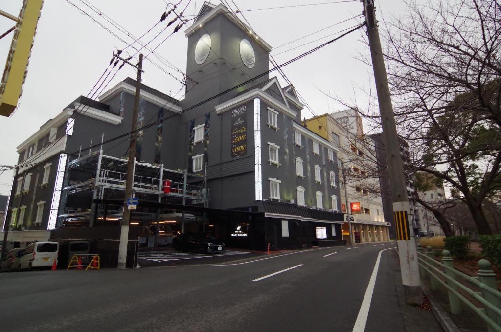 大阪noah grande的街道边有钟楼的房子
