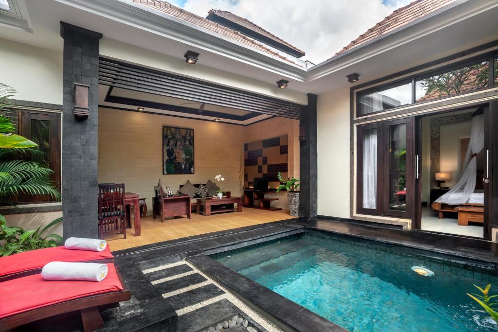 塞米亚克巴厘岛瑟敏雅克梦幻别墅酒店的带庭院的别墅内的游泳池