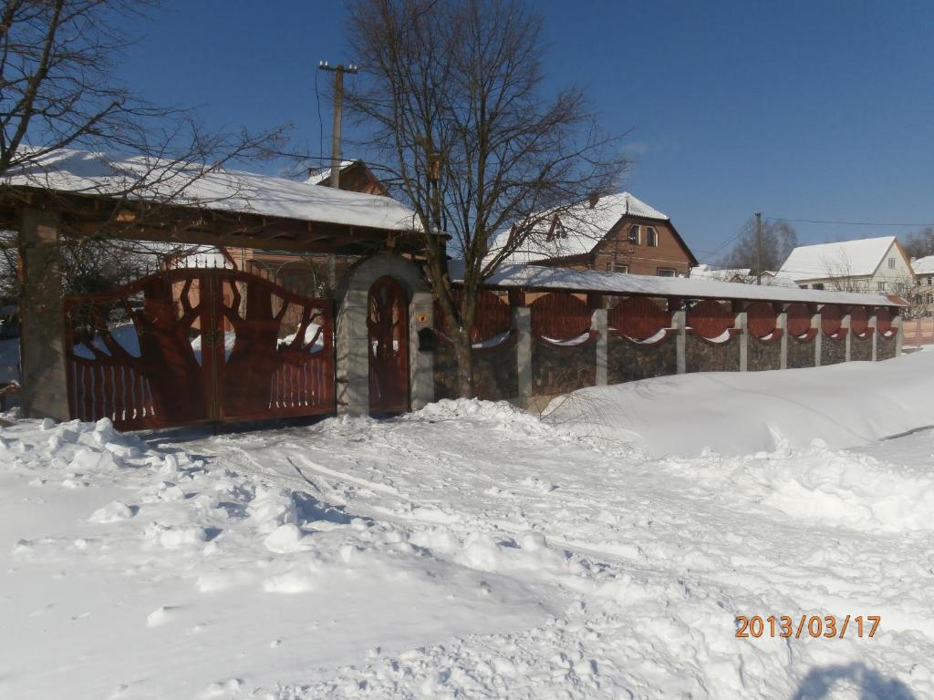艾兹基Karpatskiy Domyk的房屋旁的雪覆盖的栅栏