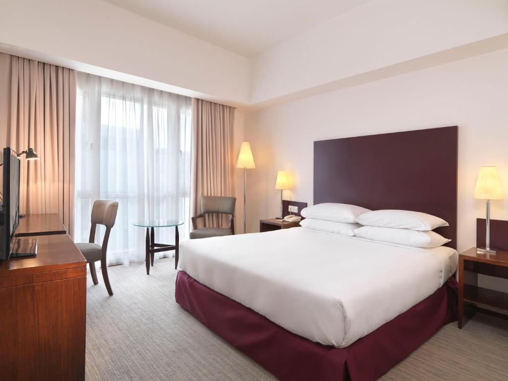 吉隆坡吉隆坡国会大厦酒店的酒店客房设有一张大床和一台电视。