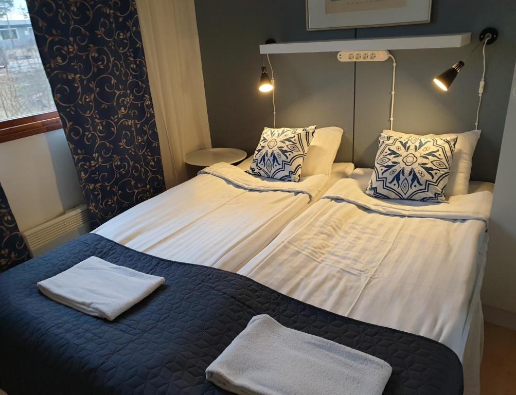埃克勒Eckerö Camping & Stugor的酒店客房,配有带毛巾的床