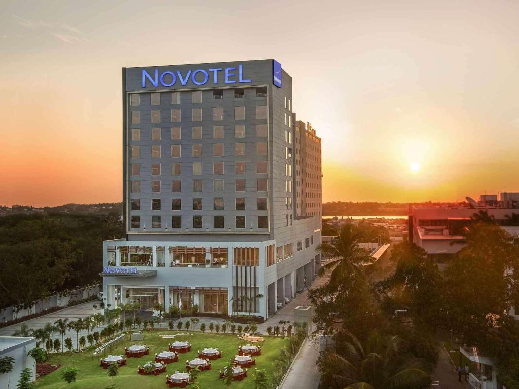 钦奈Novotel Chennai Sipcot的创新酒店,停车场内有车辆停放