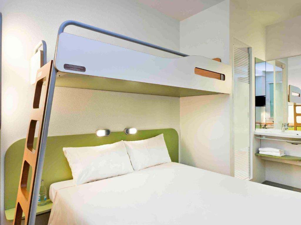 查波奈里昂东夏敦耐宜必思快捷酒店的卧室配有带白色床的双层床
