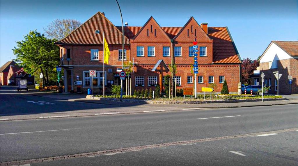 瓦伦多夫Gasthof-Hotel Biedendieck的街道边的大砖砌建筑