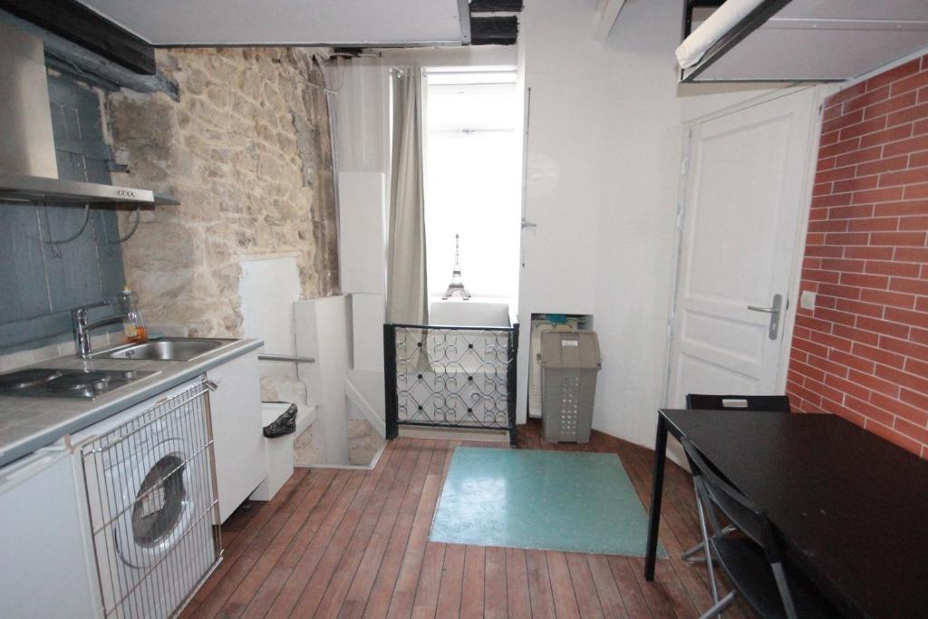 巴黎亚莫公寓式酒店75012的一个带水槽和窗户的小厨房