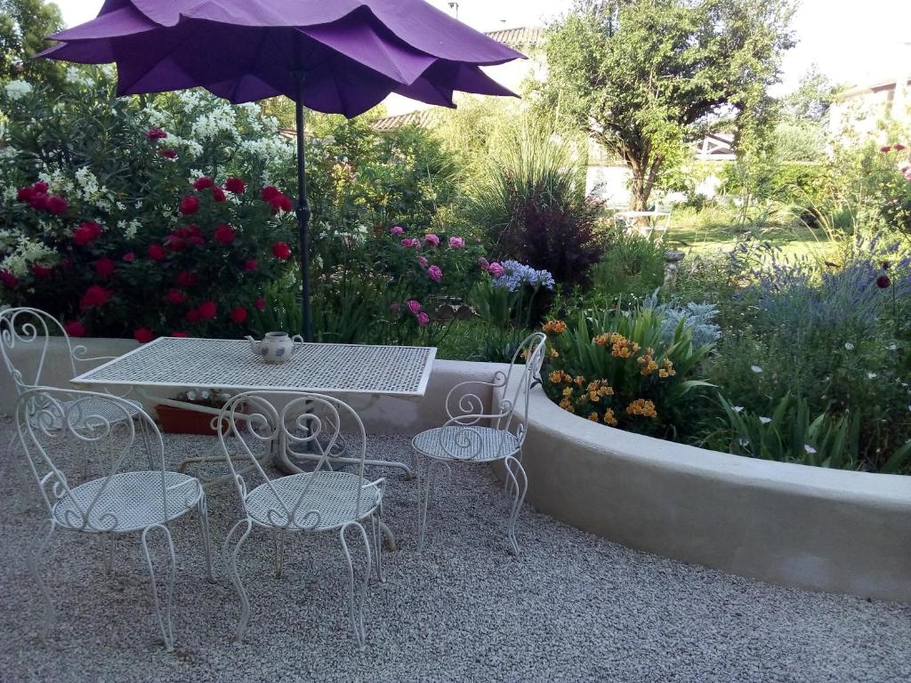 洛特河畔的维伦纽夫L'Ecrin的花园内桌椅和遮阳伞