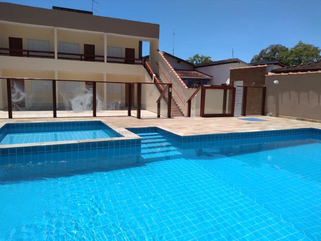 乌巴图巴Chalés São Mateus的房屋前的游泳池