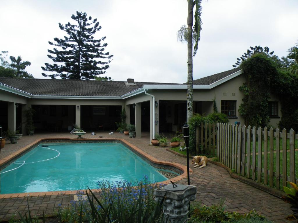 希尔克雷斯特布拉啃斯旅馆的庭院中带游泳池的房子