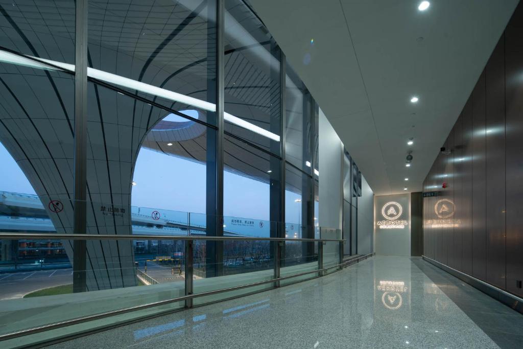 北京北京遨途机场酒店的机场航站楼,享有机场景色