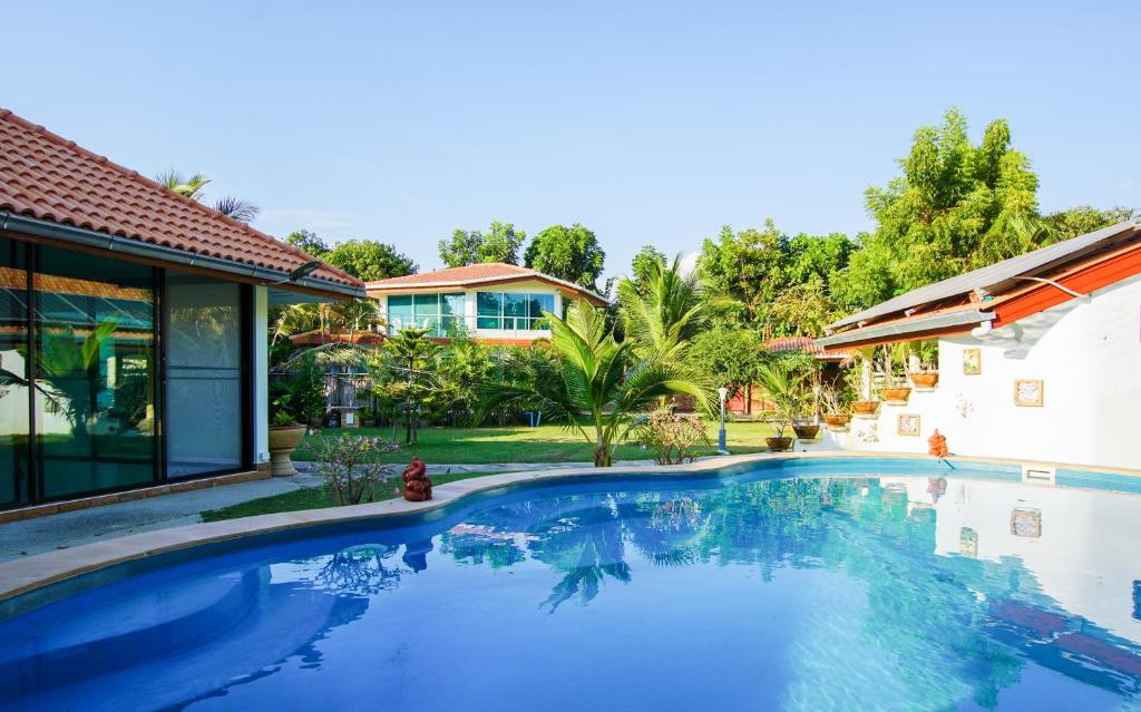 班佩Tina's Living Paradise - Guesthouses with private pool的房屋前的游泳池