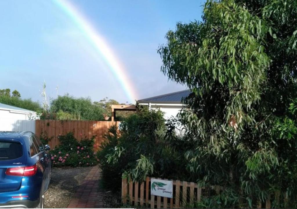 Goolwa North古姆特逍遥住宿加早餐旅馆的车前的彩虹