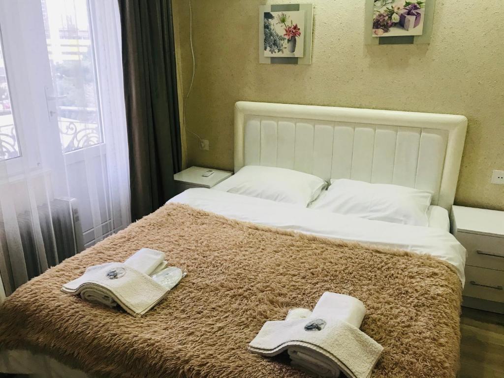 巴库大道海景公寓的一间卧室配有带毛巾的床