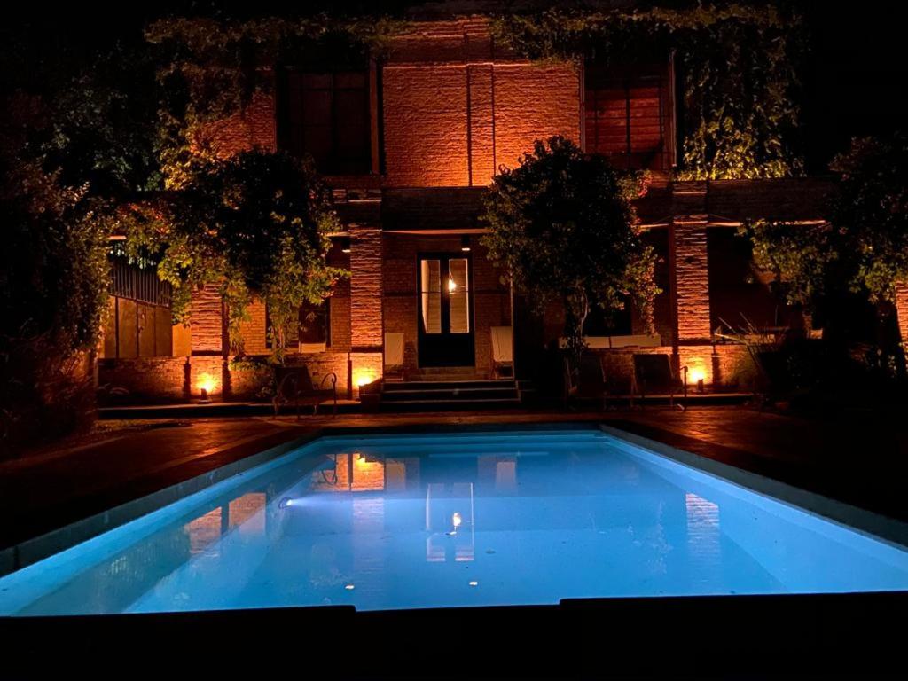 埃斯基纳LA USINA VIEJA的夜间在房子前面的游泳池