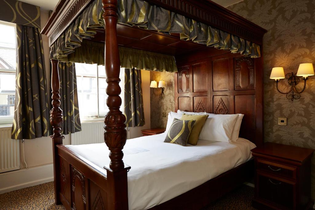 Ye Olde Talbot Hotel by Greene King Inns客房内的一张或多张床位