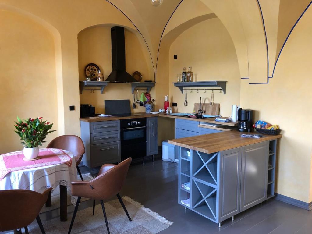 安娜贝格-布赫霍尔茨Wolke 33的厨房配有柜台和桌椅