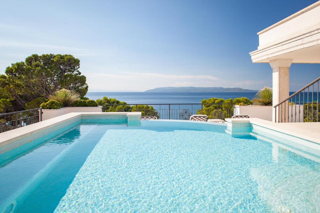 马卡尔斯卡Luxury Rooms Villa Jadranka的海景游泳池