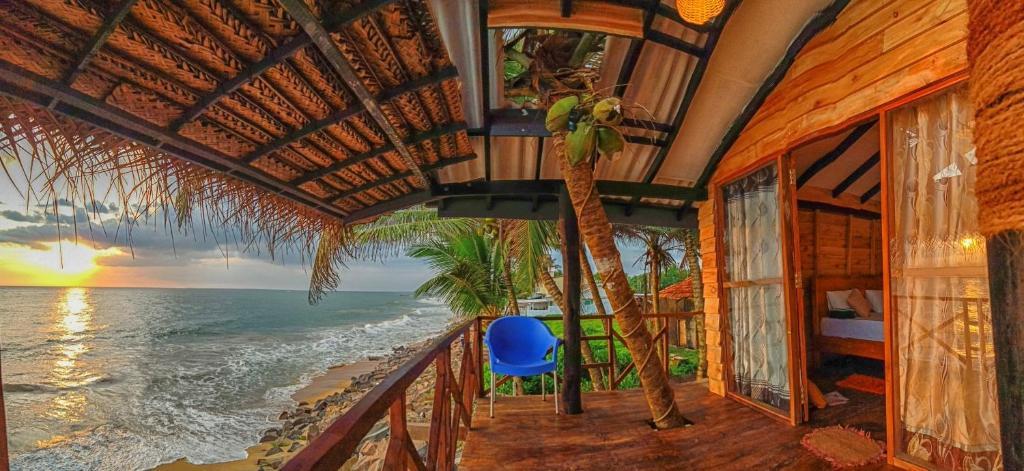 高尔Indika Beach Villa的客房设有海景阳台。