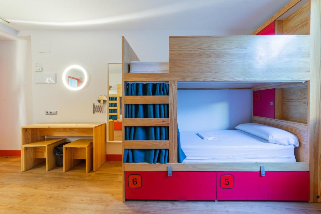 马德里马德里Ok旅舍的客房配有双层床和书桌。