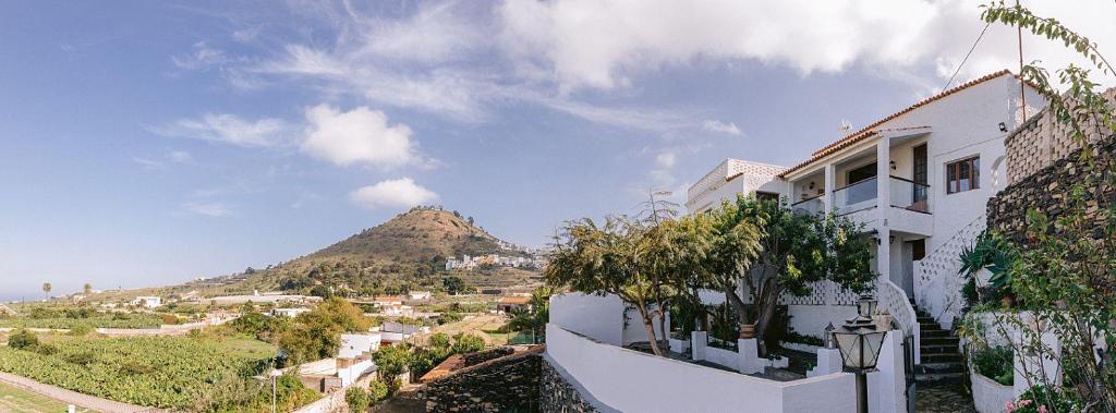 阿鲁卡斯El Caidero的一座白楼,背景是一座山