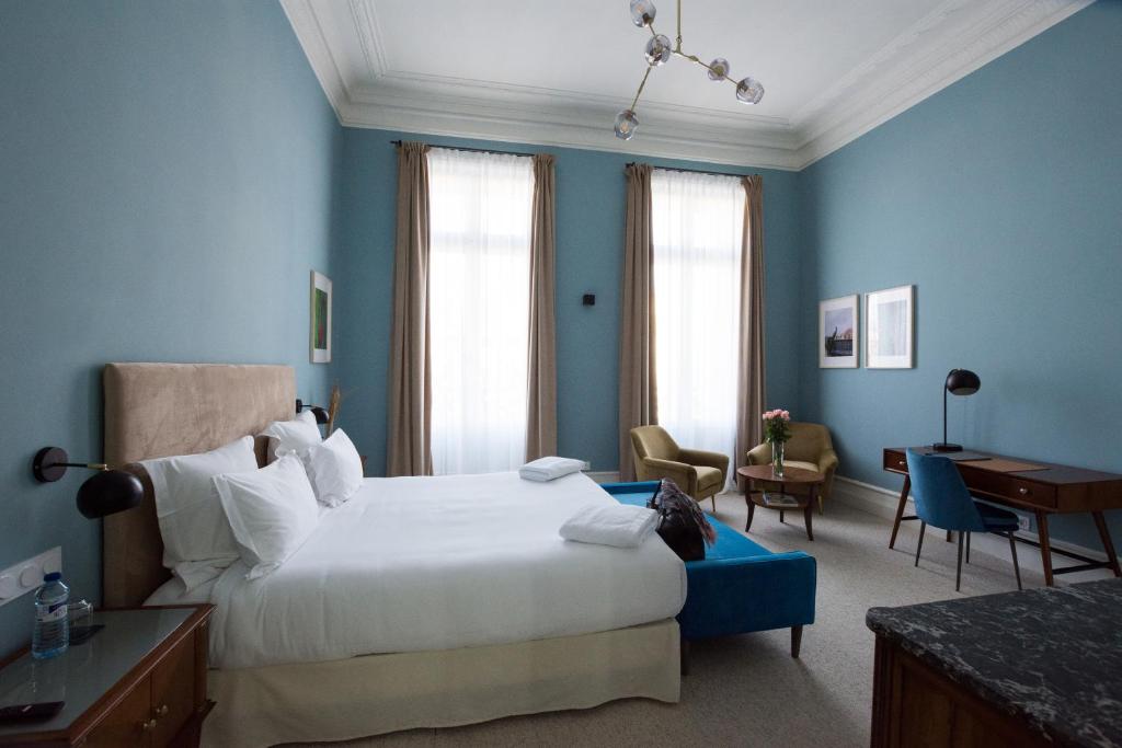 阿尔勒Hotel de l'Anglais, Guesthouse的卧室配有白色大床和蓝色的墙壁