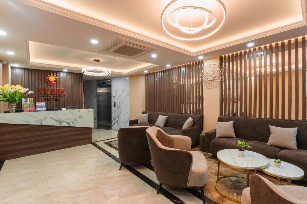 河内Hanoi Veris Boutique Hotel & Spa的大厅,设有沙发和桌子