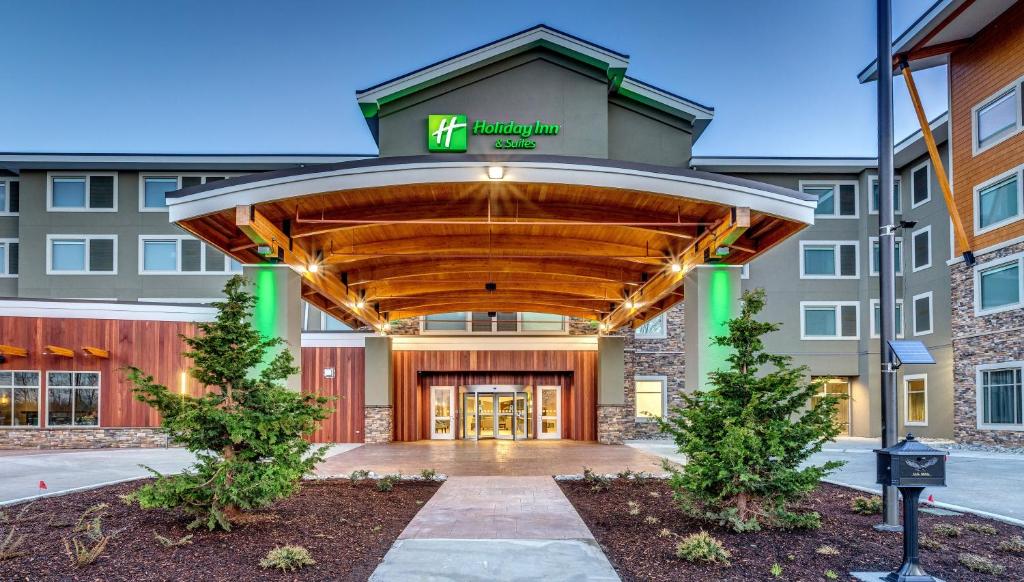 贝灵厄姆Holiday Inn & Suites Bellingham, an IHG Hotel的大楼,前门进入酒店