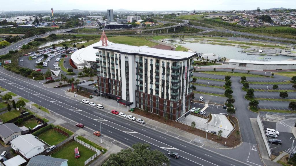 奥克兰Ramada Suites by Wyndham Manukau的道路旁建筑物的空中景观