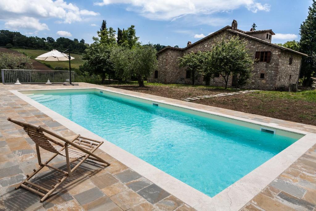 阿梅利亚Barca Country House的一个带椅子和房子的游泳池