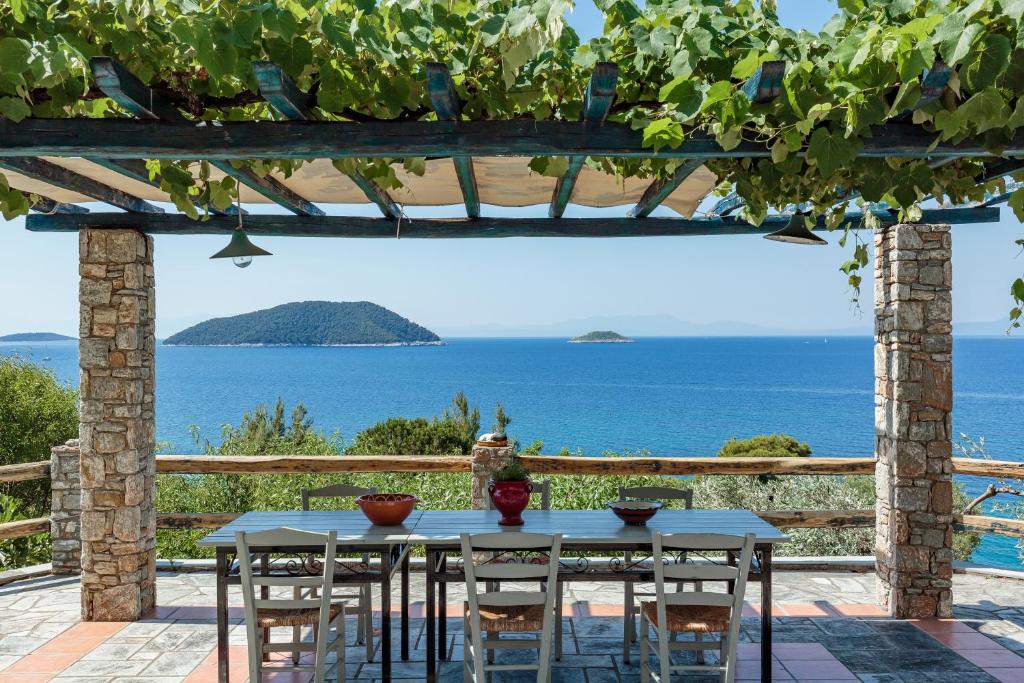 尼欧克利马Stamatiou Estate的桌椅,享有海景